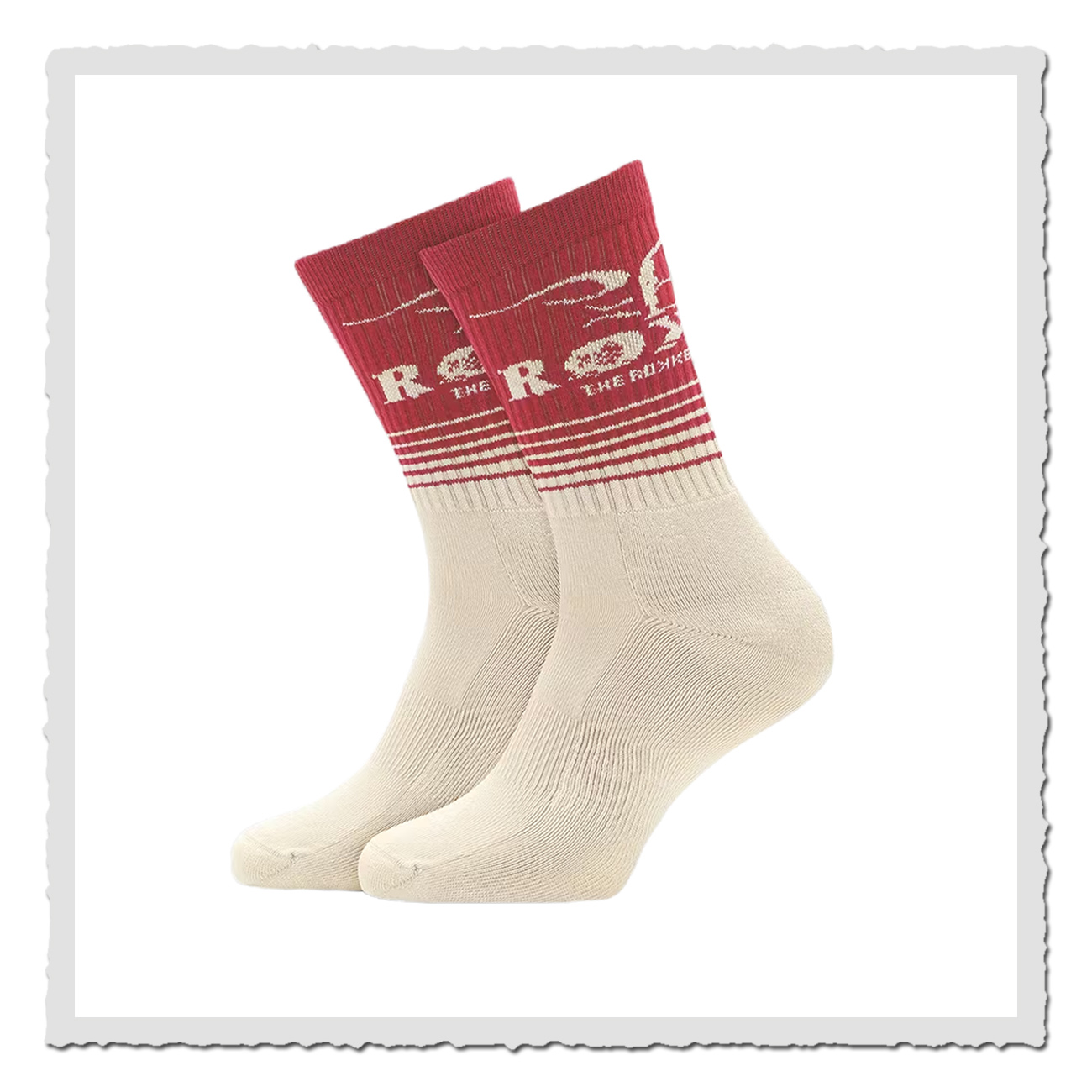 Beigefarbene Socken mit rotem Schaft und Retro-Schriftzug „Classic 2 LT Red“ von The Rokker Company.